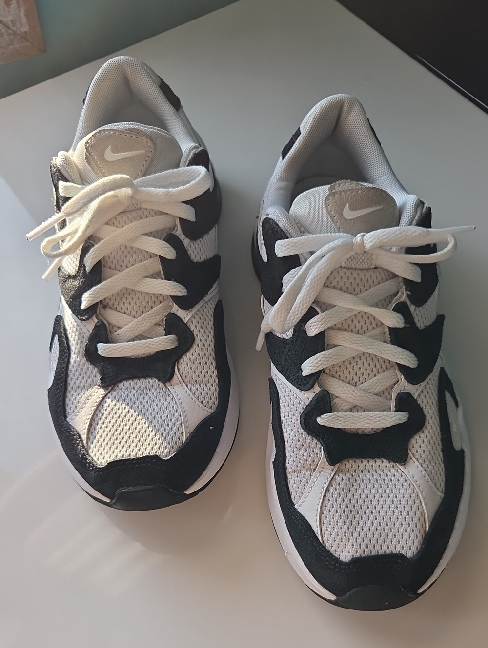 Nike Womens White and Black Mesh Lace-Up Sneakers